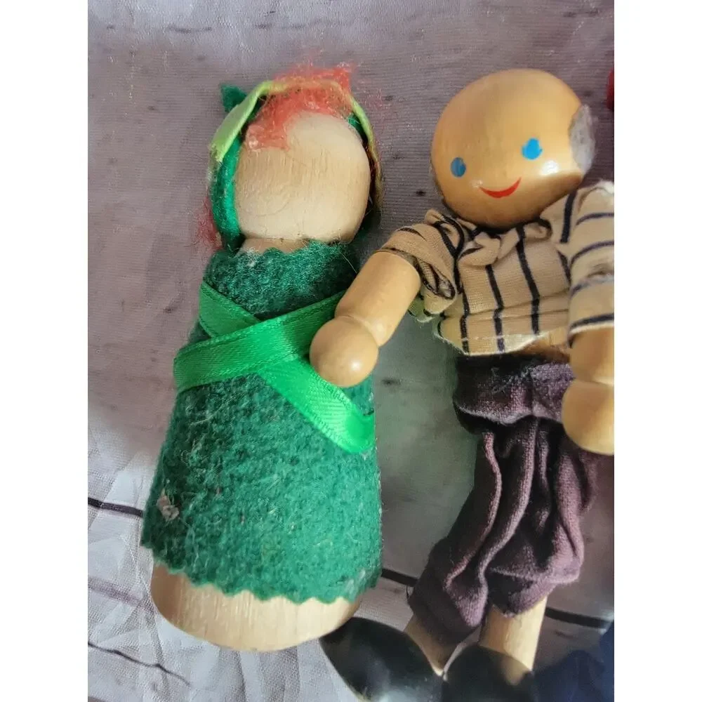 Dollhouse Family Lot 4 Poseable Wood Dolls Figures Toy People Friends READ